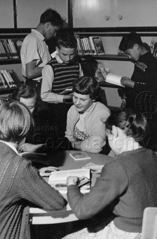 "Bibliothek" - Kinder und Jugendliche beim Stöbern und Lesen; um 1970