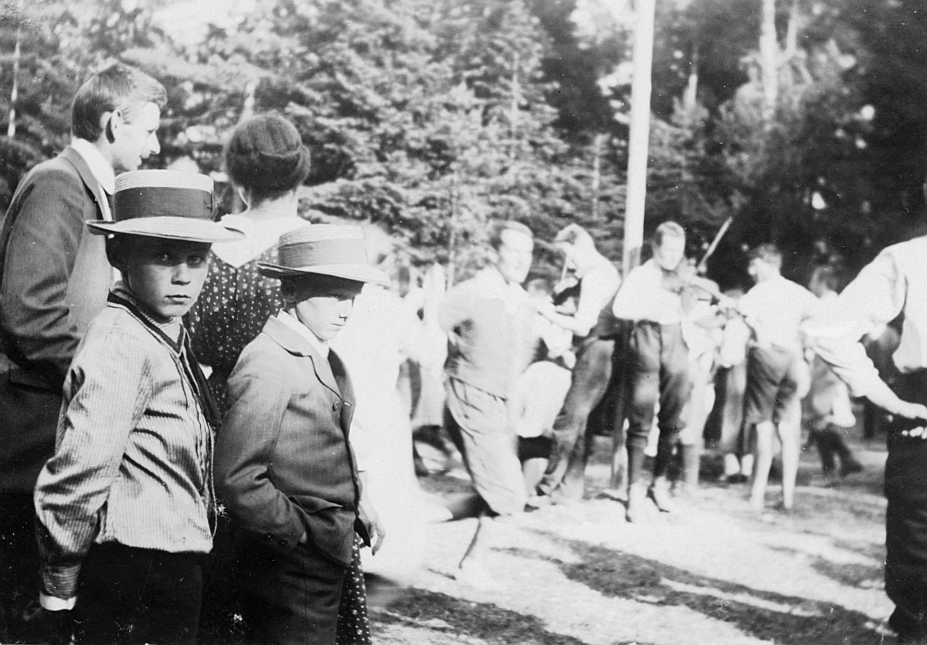 Wandervogel-Landsgemeinde: Rosinli bei Adetswil, Züricher Oberland - Zuschauer beim Spiel - Mann eine Geige spielend (1917)