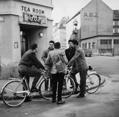 "Man trifft sich vor dem Tea Room" - Jugendliche unterhalten sich; um 1970