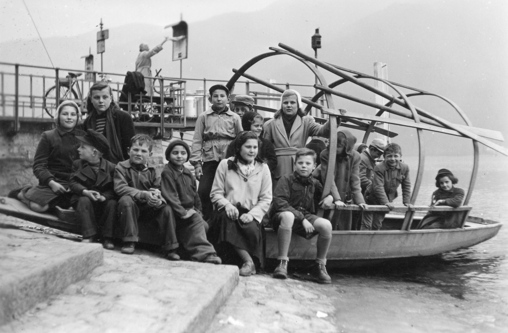 Tschechische Kinder in Brusata, Dezember 1951 bis März 1952; eine Gruppe von Kindern in einem Boot sitzend