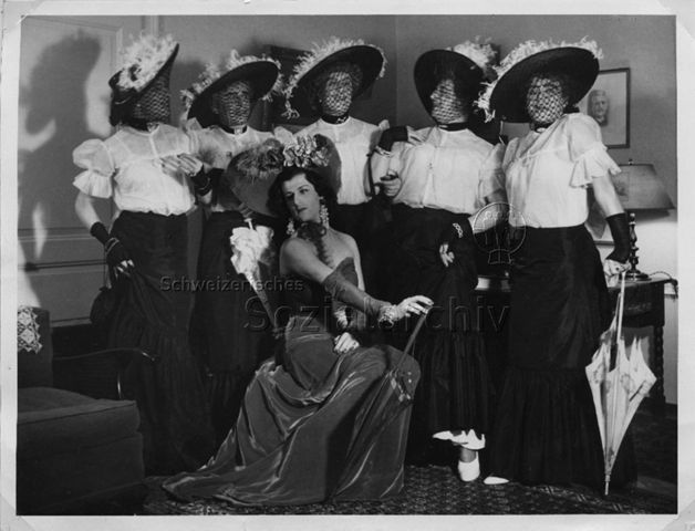 Bertie Wolf (vorne) als Transvestit - Fastnacht 1948