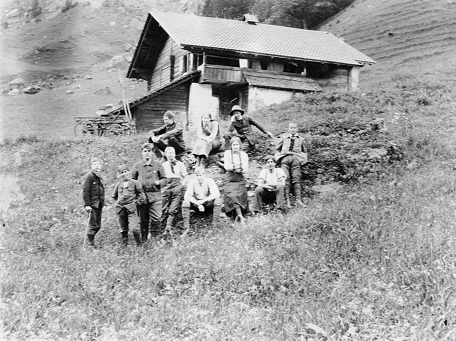Gruppenporträt der Wandervögel vor der Kientalhütte (Sommer 1913)