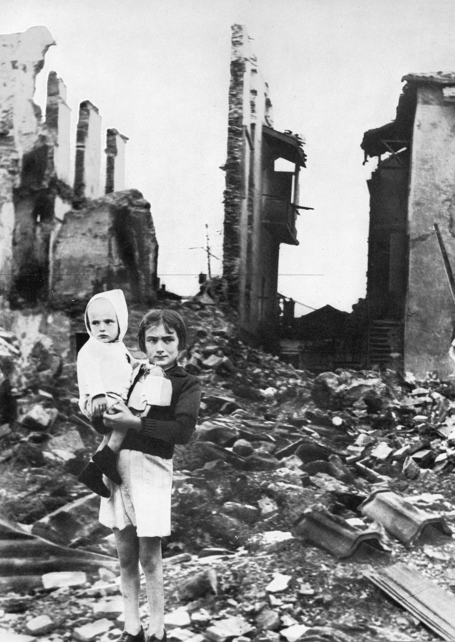 "Lyon, Oktober 1944. Brauchen französische Kinder die Hilde der Schweiz?"; zwei Kinder stehen auf dem Schutt von Häuserruinen