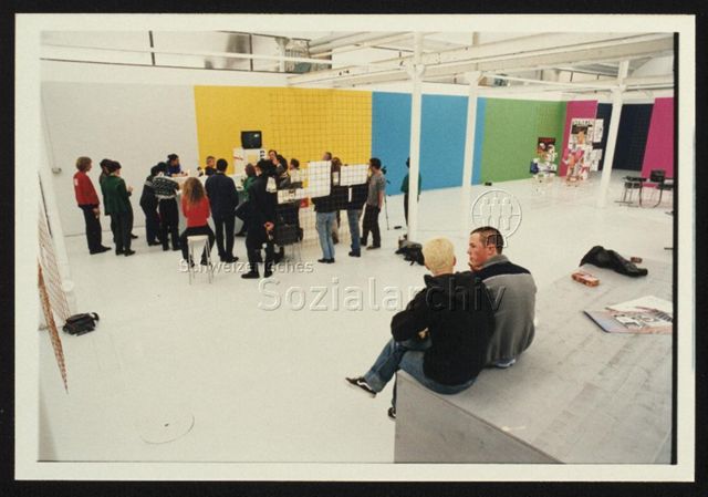 Ausstellungsansicht mit Besuchenden, vorne: Ruth Kunz, Philipp Messner