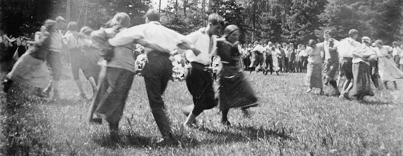 Wandervogel-Landsgemeinde: Rosinli bei Adetswil, Züricher Oberland - Wandervögel tanzen zur viert auf der Wiese (1917)