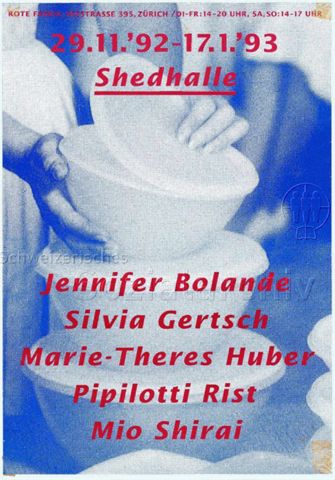 "Jennifer Bolande - Silvia Gertsch - Marie Theres Huber - Pipilotti Rist - Mio Shirai"- roter Schriftzug auf blauem Grund mit Tupperwaren