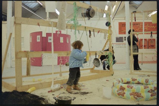 Ausstellungsansicht, Kind spielt vor der "etoy CHART"