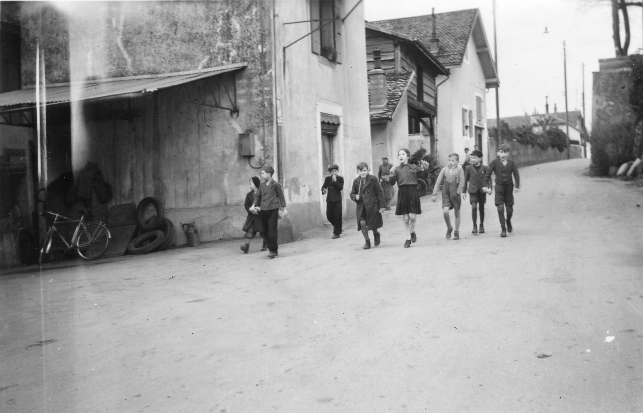 "Genève - Vieux Bois, Frühjahr 1946. Die Wienerkinder aus dem Heim."; Kinder gehen eine Strasse entlang