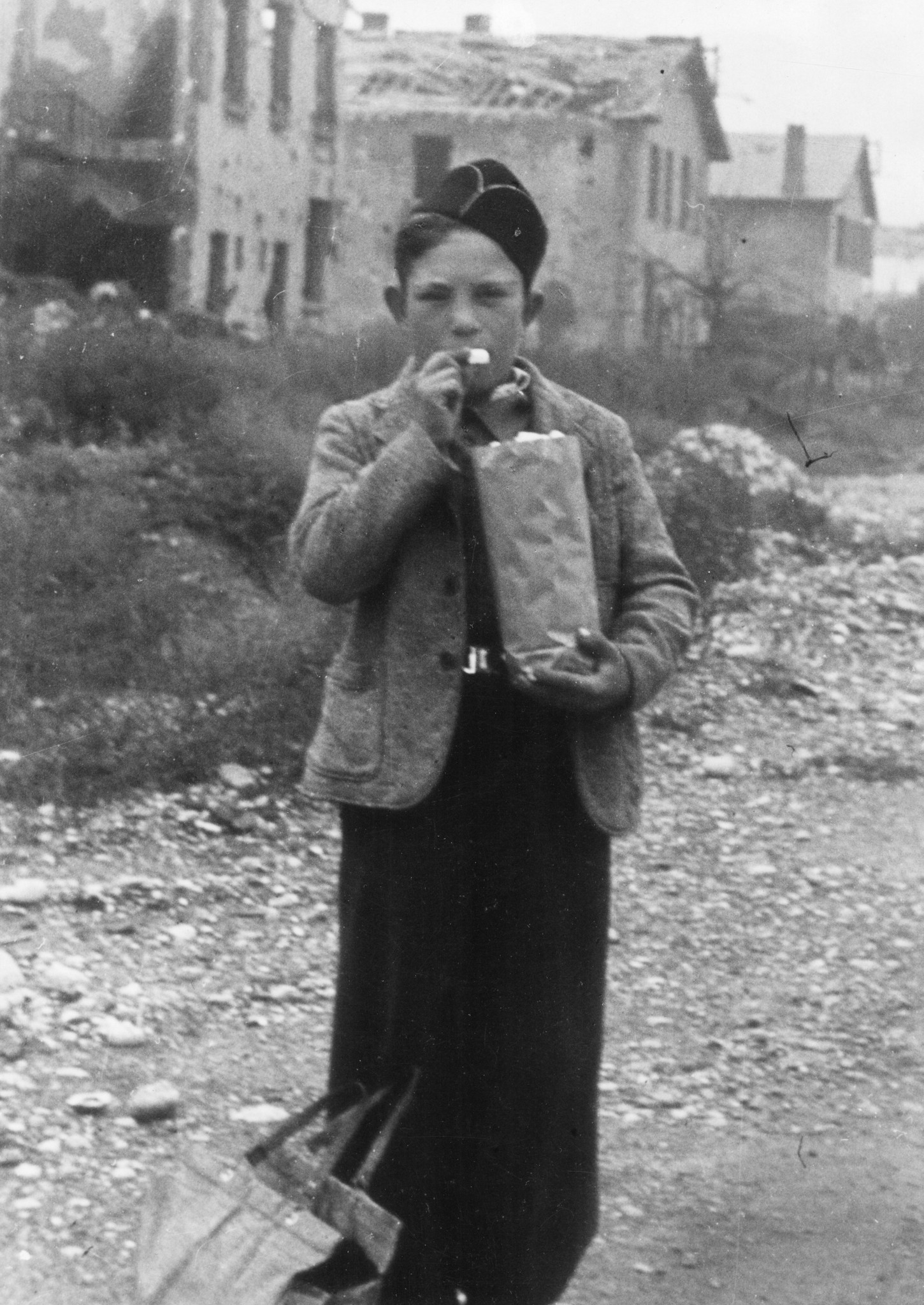 "Lyon, Oktober 1944. So gut und so weiss ist das Stück Zucker, dass der Knabe der Versuchung nicht widerstehen kann." Lebensmittelspaket des SAH