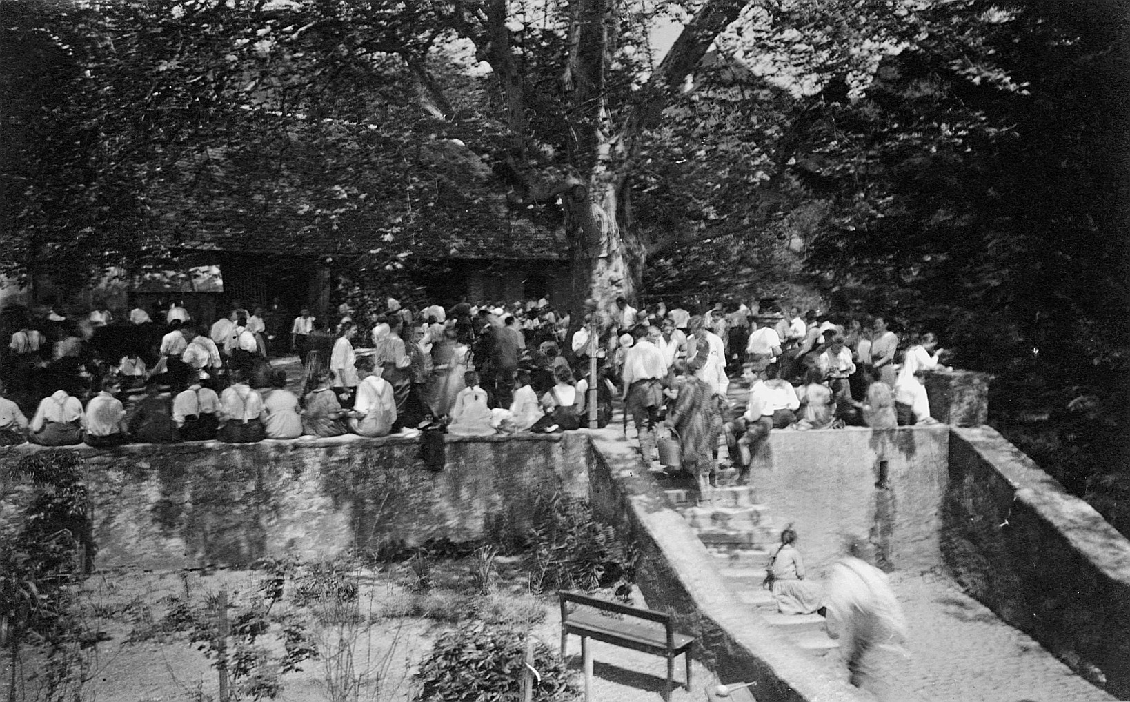 Wandervogel-Landsgemeinde in Biberstein bei Aarau - Versammelte Wandervögel im Schlosshof (Verpflegung und Unterkunft) (1918)