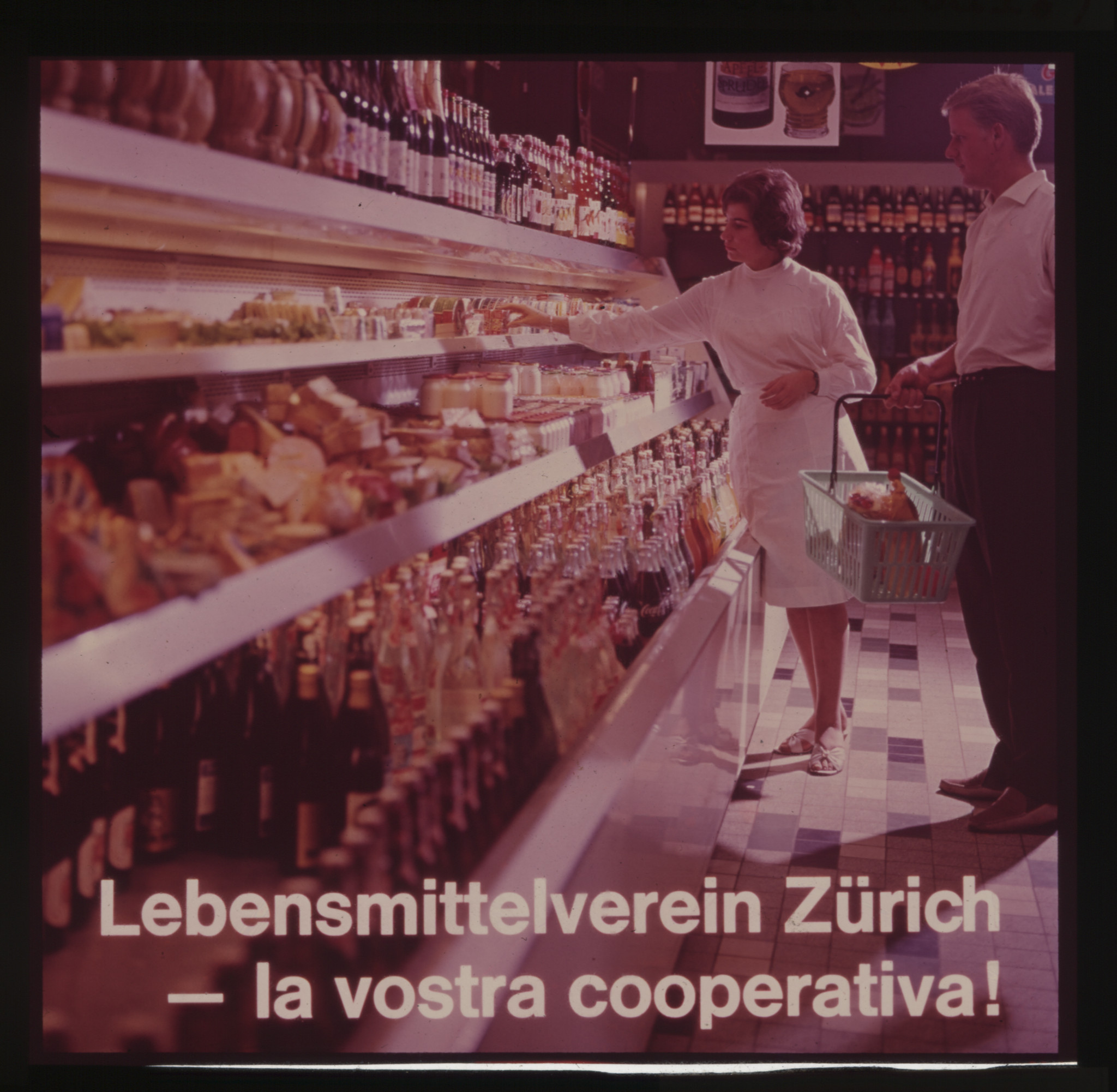 Kundin und Kunde beim Einkaufen: "Lebensmittelverein Zürich - la vostra cooperativa!"