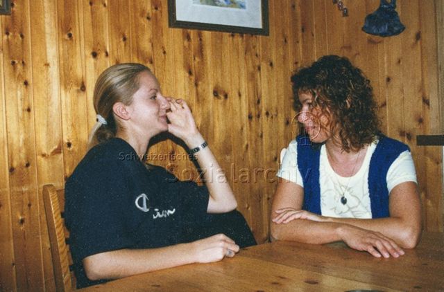 PraktikantInnenhilfe: Einsätze - Zwei Frauen im Gespräch am Tisch; 1999