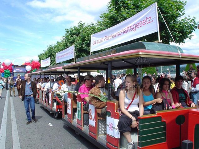 Pride Romande 2004 (10.07.2004, Genf) – Umzugswagen, "Ja zum Partnerschaftsgesetz.",