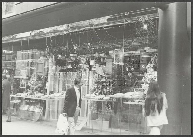 1. Mai, eingeschlagene Schaufensterscheibe, Zürich, 1981