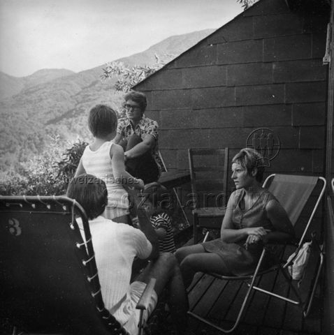Bosco della Bella, Feriendorf für kinderreiche Familien - Familie sitzt auf dem Balkon des Ferienhauses; um 1970