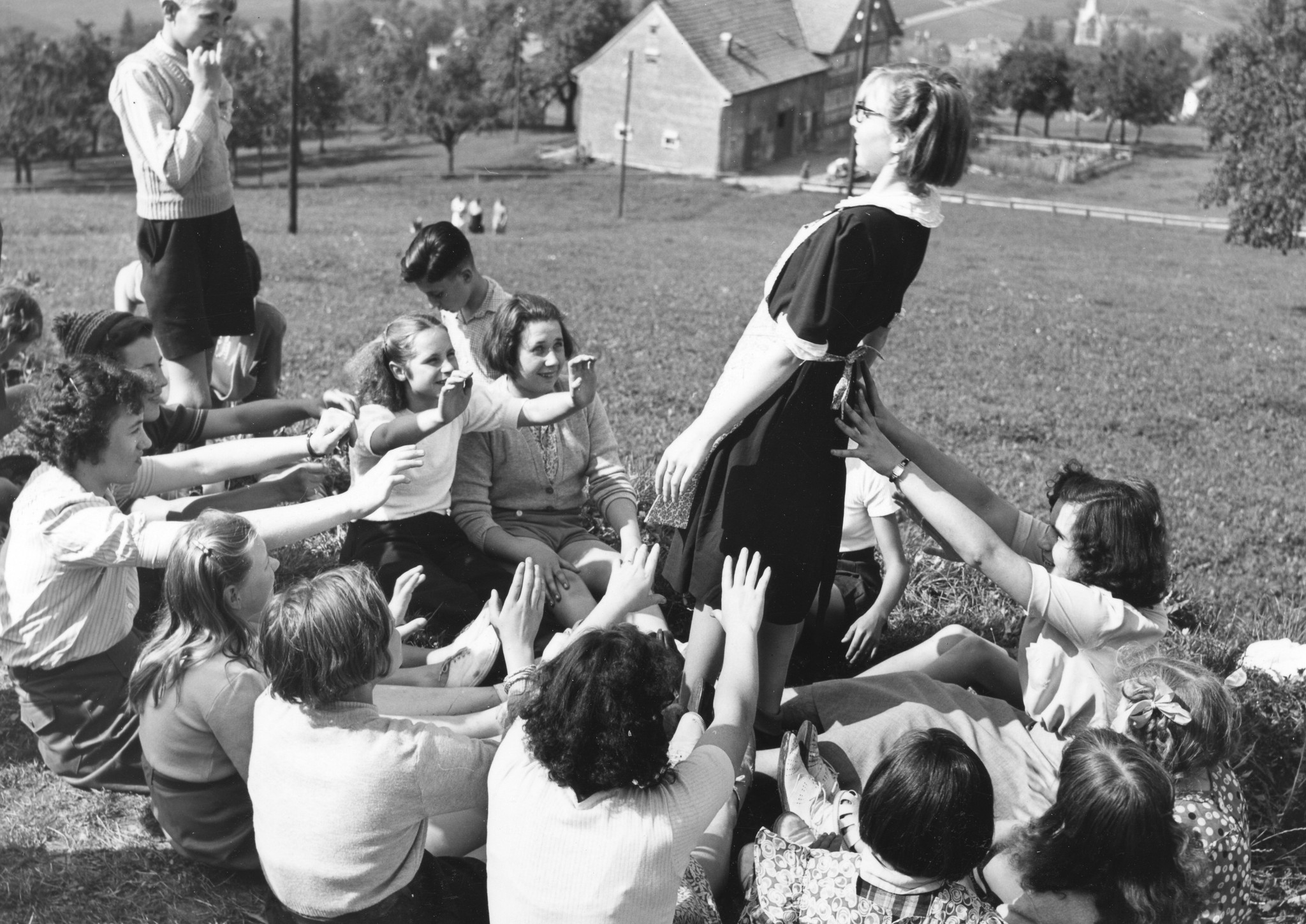 "Friedberg, Grub App. Belgierkolonie, Sommer 1950"; Kinder spielen ein Spiel im Freien