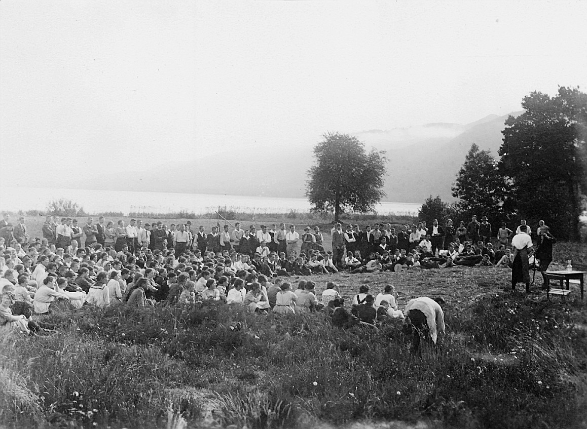 Wandervogel-Landsgemeinde beim Schloss Buonas - Versammelte Wandervögel am Zugersee (1916)