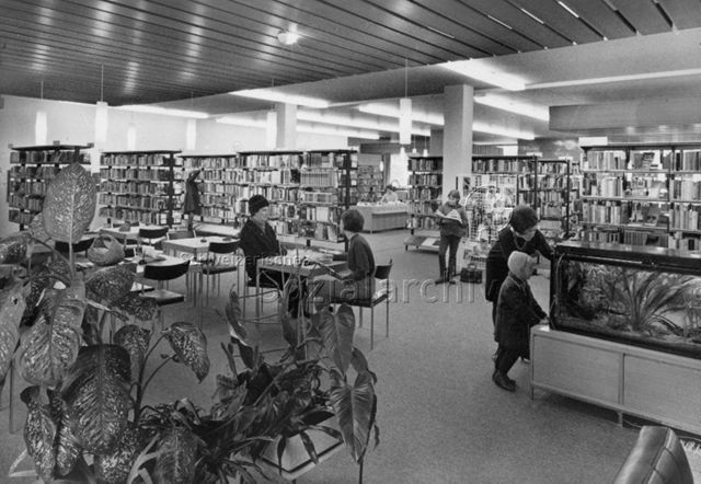 "Berner Volksbücherei Zwegstelle Monbijou" - Bücherregale, Leseecke, Aquarium; 1967