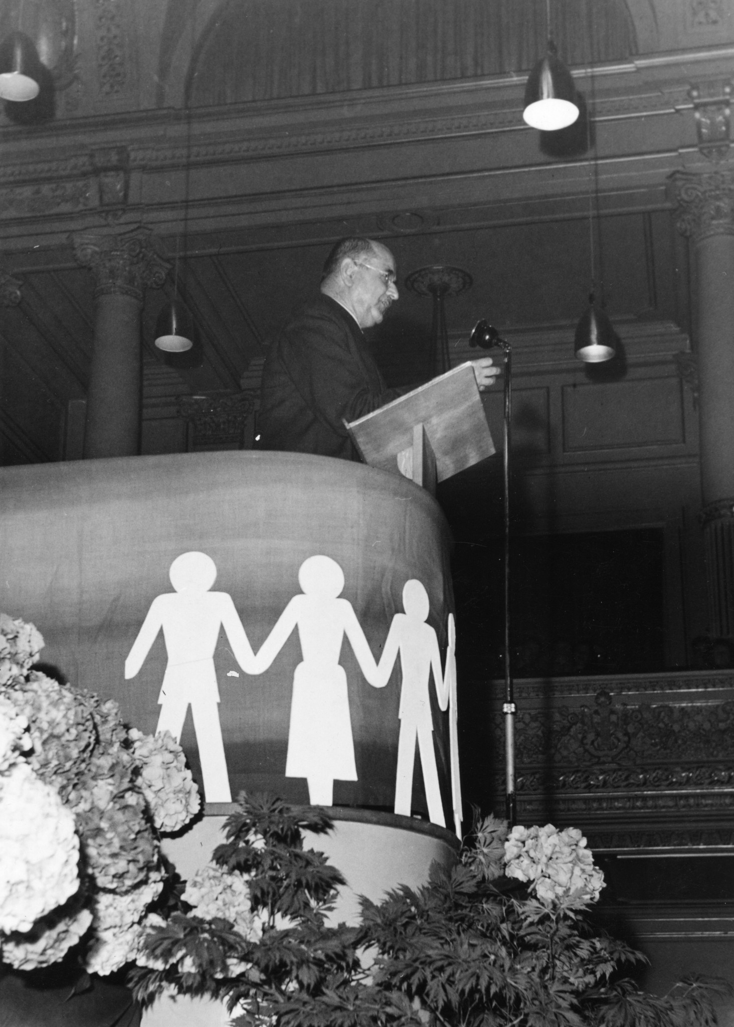 Jubiläum 100 Jahre Genossenschaftsbewegung in der Tonhalle Zürich, 1944 (anlässlich der Gründung der ersten modernen Genossenschaft 1844 in Rochdale, Nordengland): Redner
