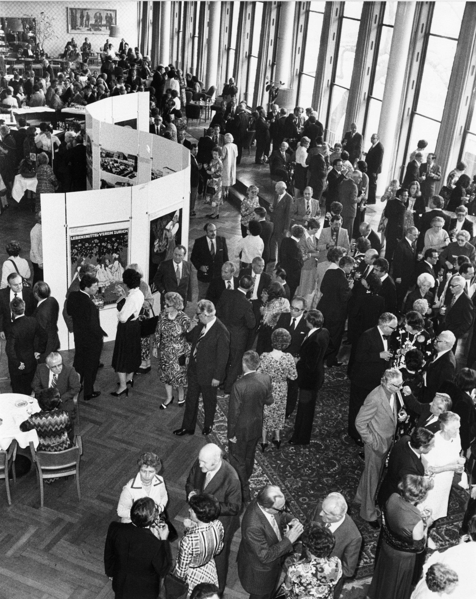 Jubiläum 100 Jahre Lebensmittelverein Zürich 1978: Besucher und Plakatausstellung, vermutlich im Kongresshaus Zürich