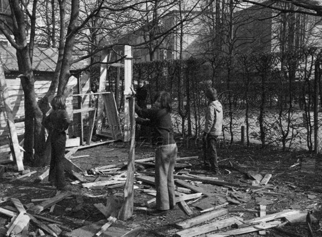 "Robinsonspielplatz Volta, Basel" - spielende Kinder; 1973