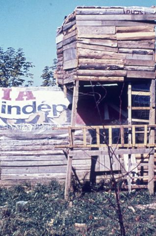 "Robinsonspielplatz Fröschmatte, Zug" - Pfahlhütte; um 1975