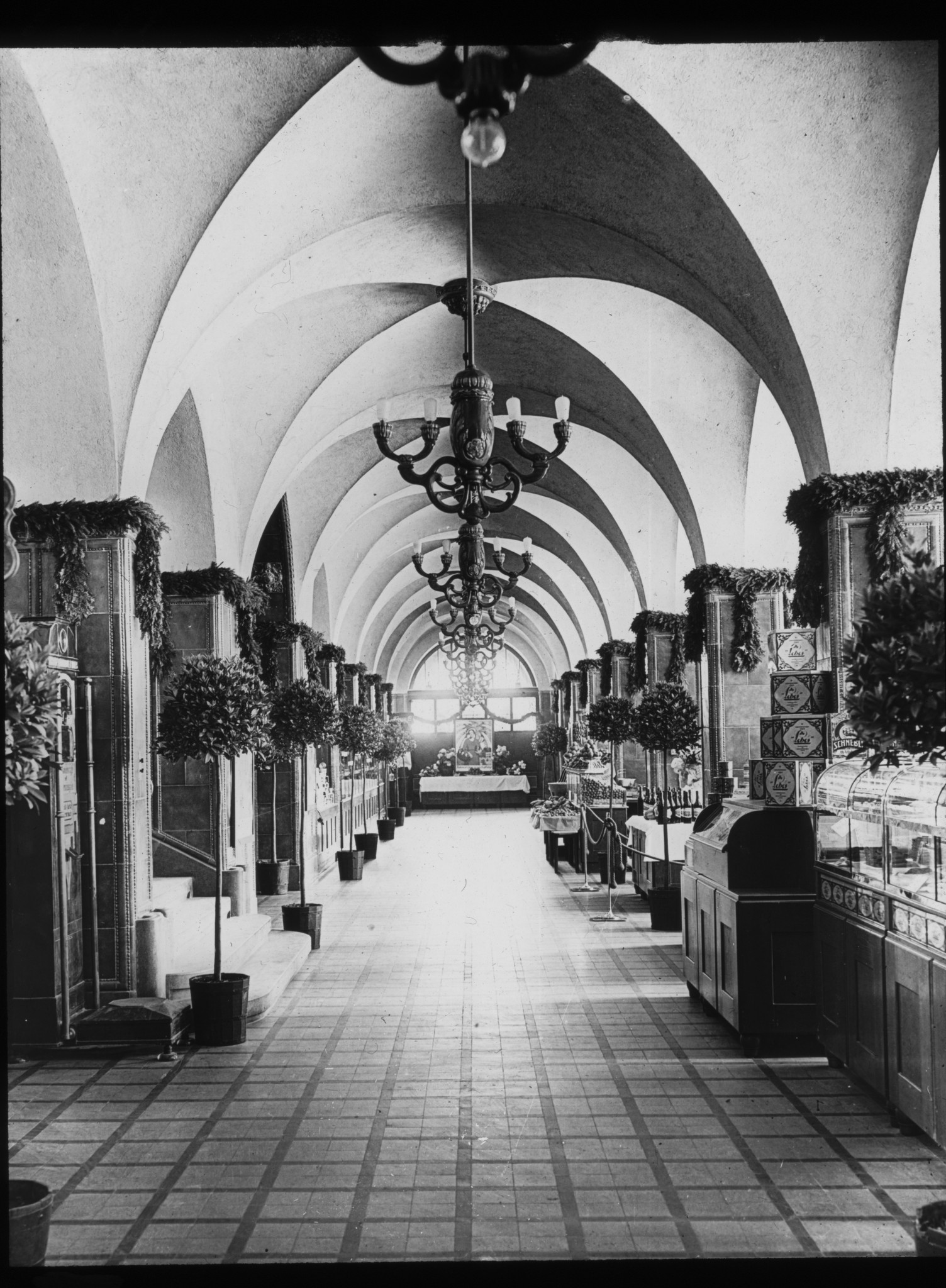 Dia: Lebensmittelhalle St. Annahof.