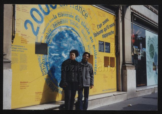 Teresa Chen, Cat Tuong Nguyen: "Die gelbe Gefahr", vor Plakat "2000 en France"