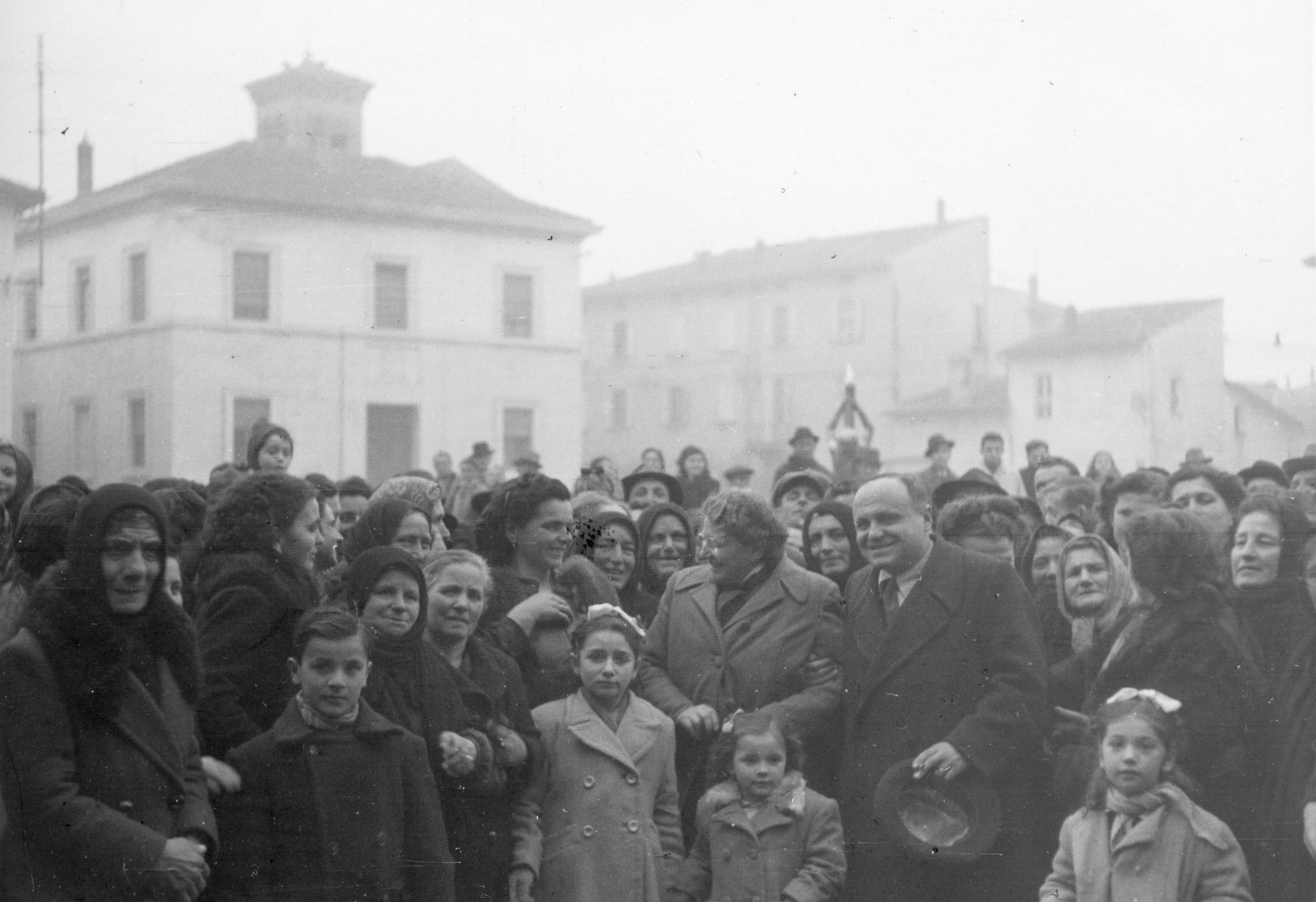 Italienreise 1945/1946 durch Torino, Milano, Arese und Cresseglio; eine Menge von Leuten sich auf einem Platz versammelnd, in der Mitte Regina Kägi-Fuchsmann