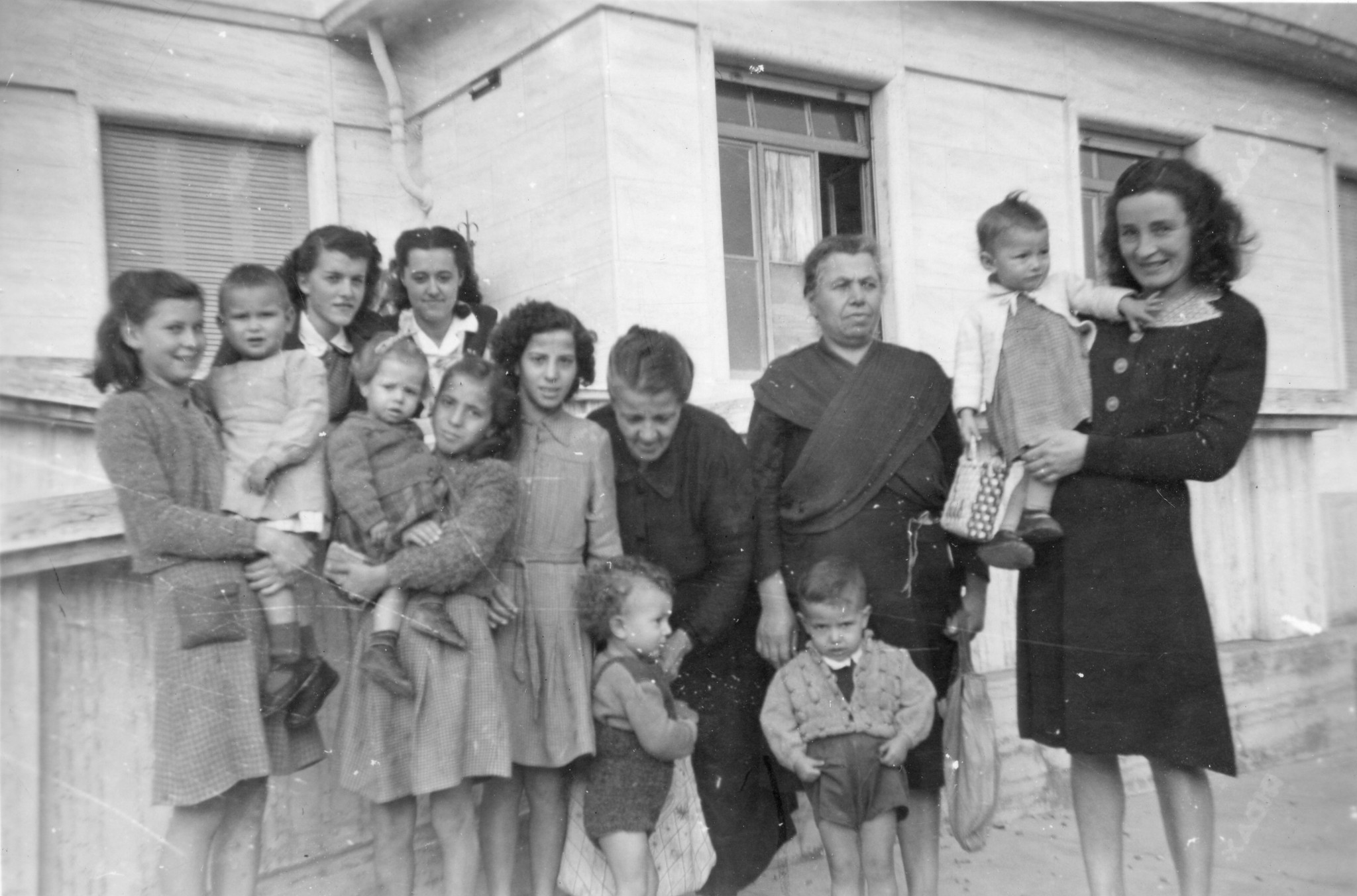 "Venaria Okt. 1946. Sie warten auf die Zvierizeit."; Gruppenfoto