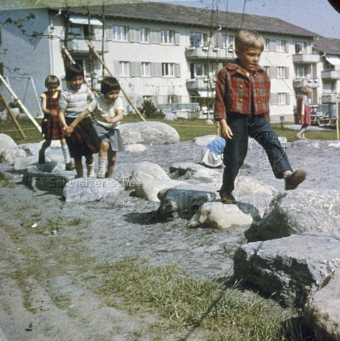 "Siedlungsspielplatz" - spielende Kinder; um 1960