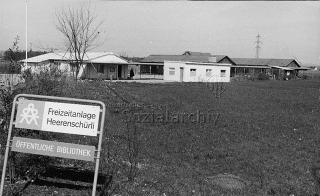 "Freizeitanlage Heerenschürli", Zürich - Ansicht der Anlage mit Bibliothek und Tierhaltung; um 1970