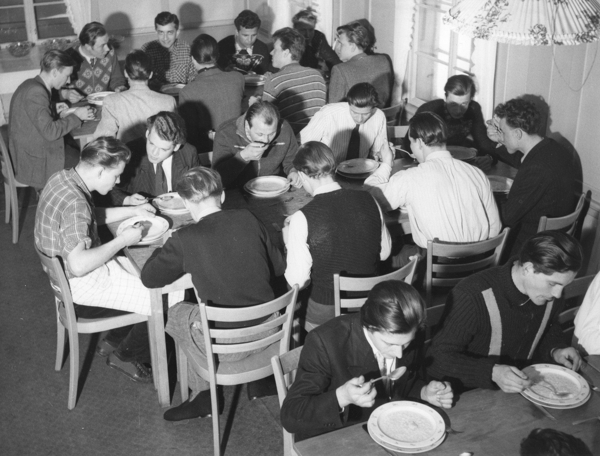 Erholungsaktion für jugendliche deutsche Flüchtlinge im Ferienhaus Lindenbühl 1952/1953; Jugendliche beim gemeinsamen Essen