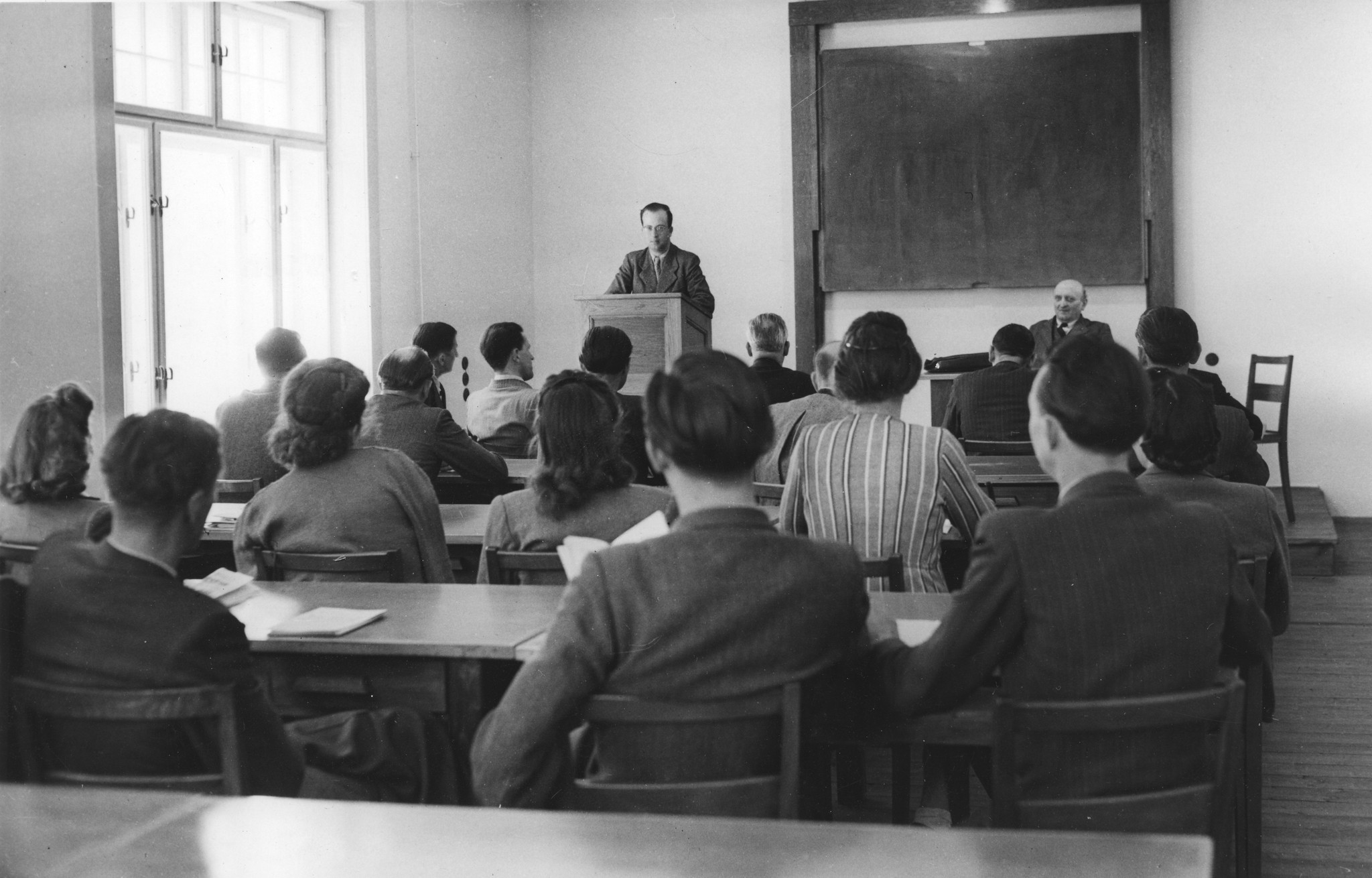 "Schulungshaus Neuwaldegg, Wien, Lehrsaal", Gewerkschaftler und Gewerkschaftlerinnen bei einer Ausbildung, um 1950