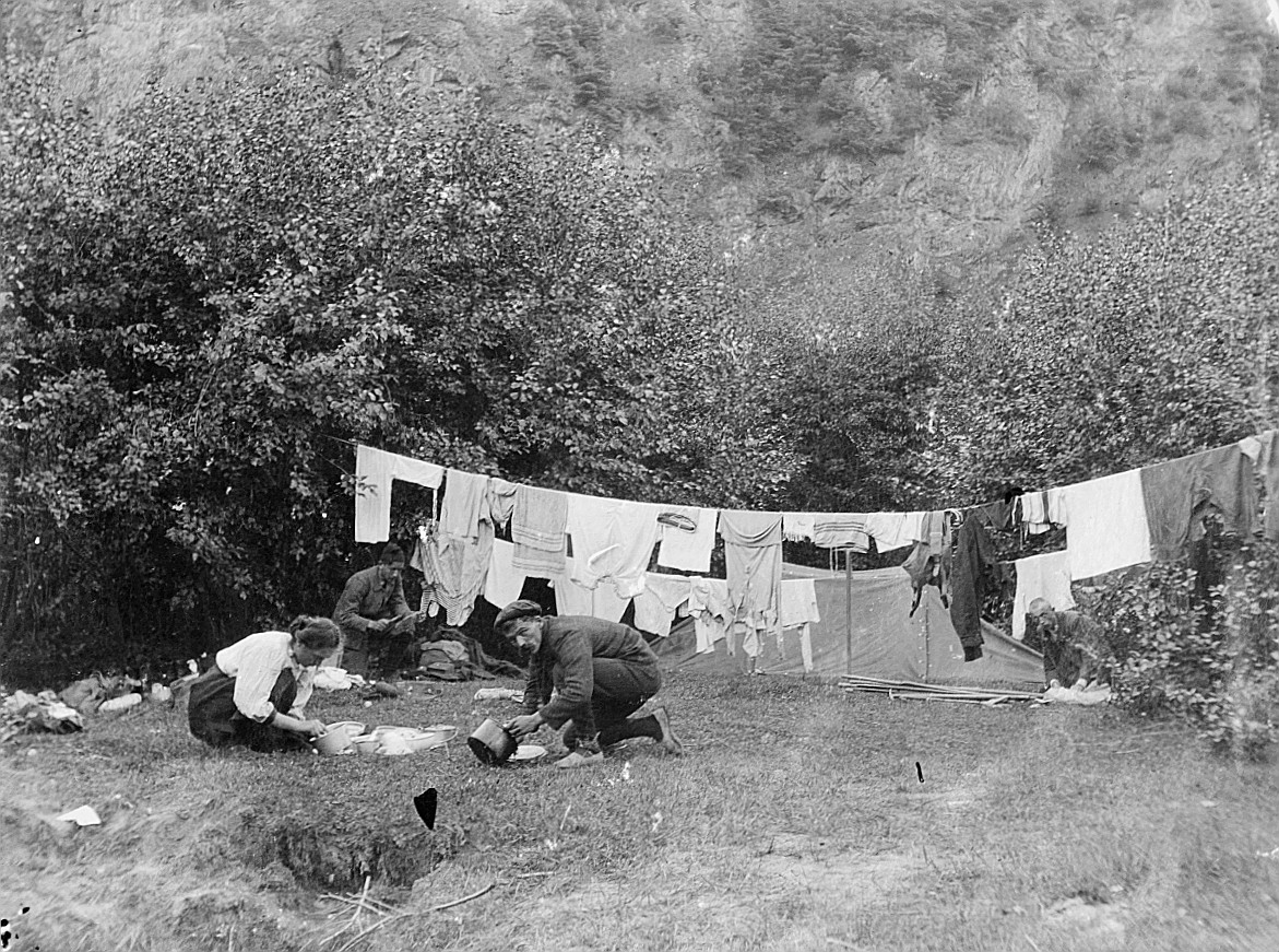 Lager-Idylle (Poschiavo, Le Rese) - Wandervögel in Graubünden - Grosse Fahrt von Emmi Bloch (1887-1978) - Aufgehängte Wäsche - Wande