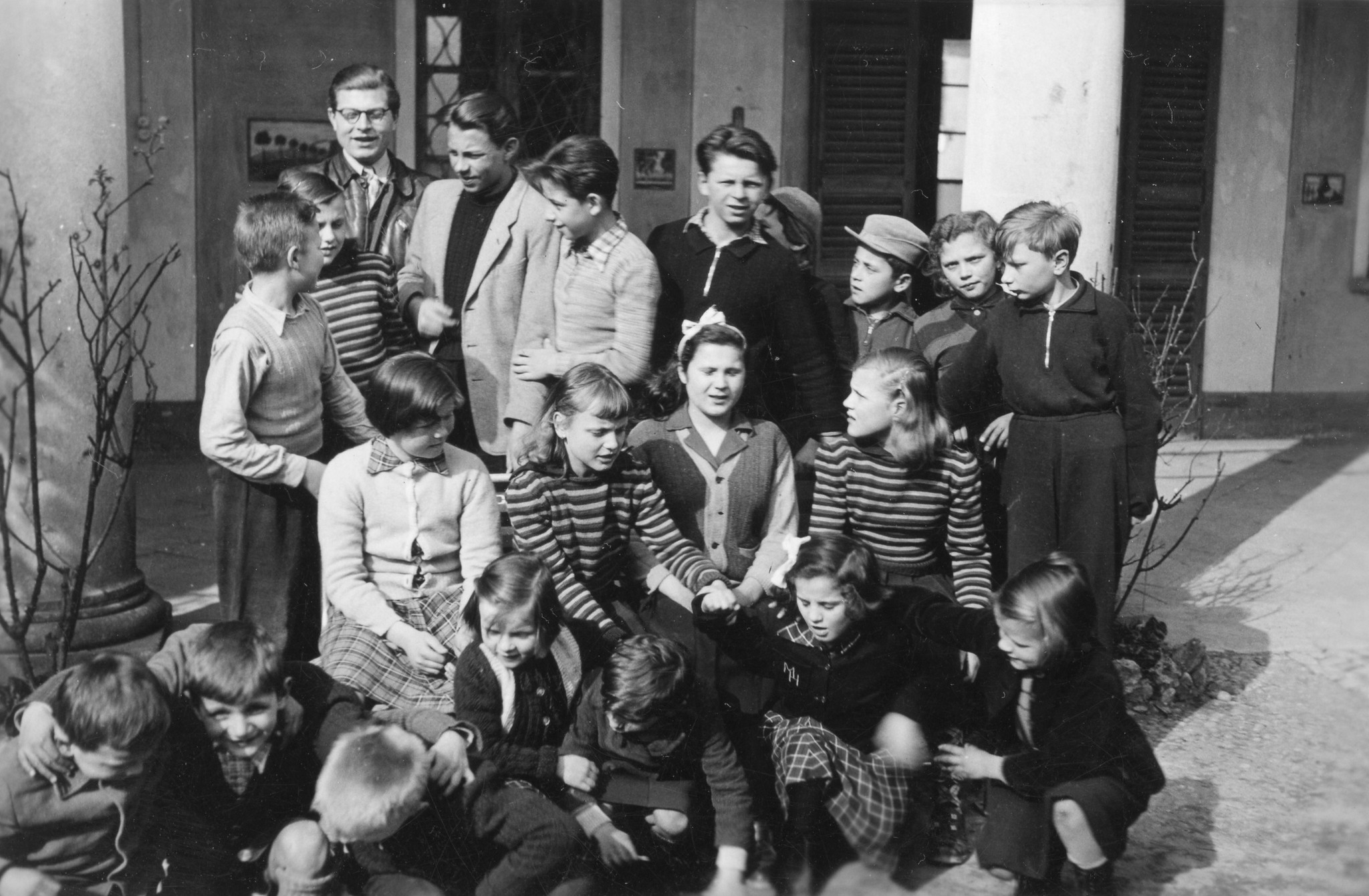 Tschechische Kinder in Brusata, Dezember 1951 bis März 1952; vermutlich ein Porträt einer Gruppe von Heimkindern und deren Heimleiter
