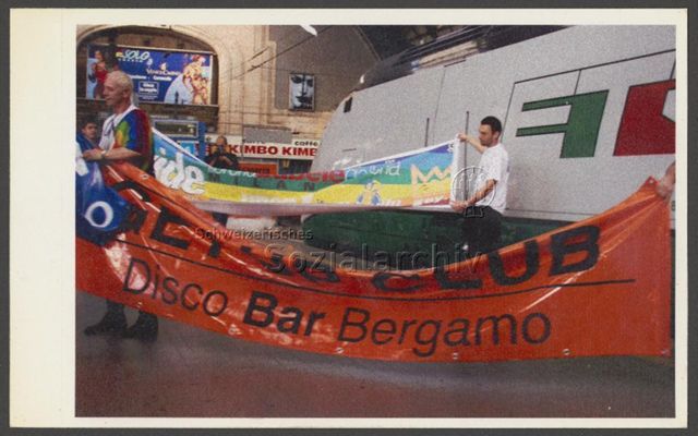 Spazio Gay (1994-2002, Milano) – Empfang am Hauptbahnhof in Milano<br>