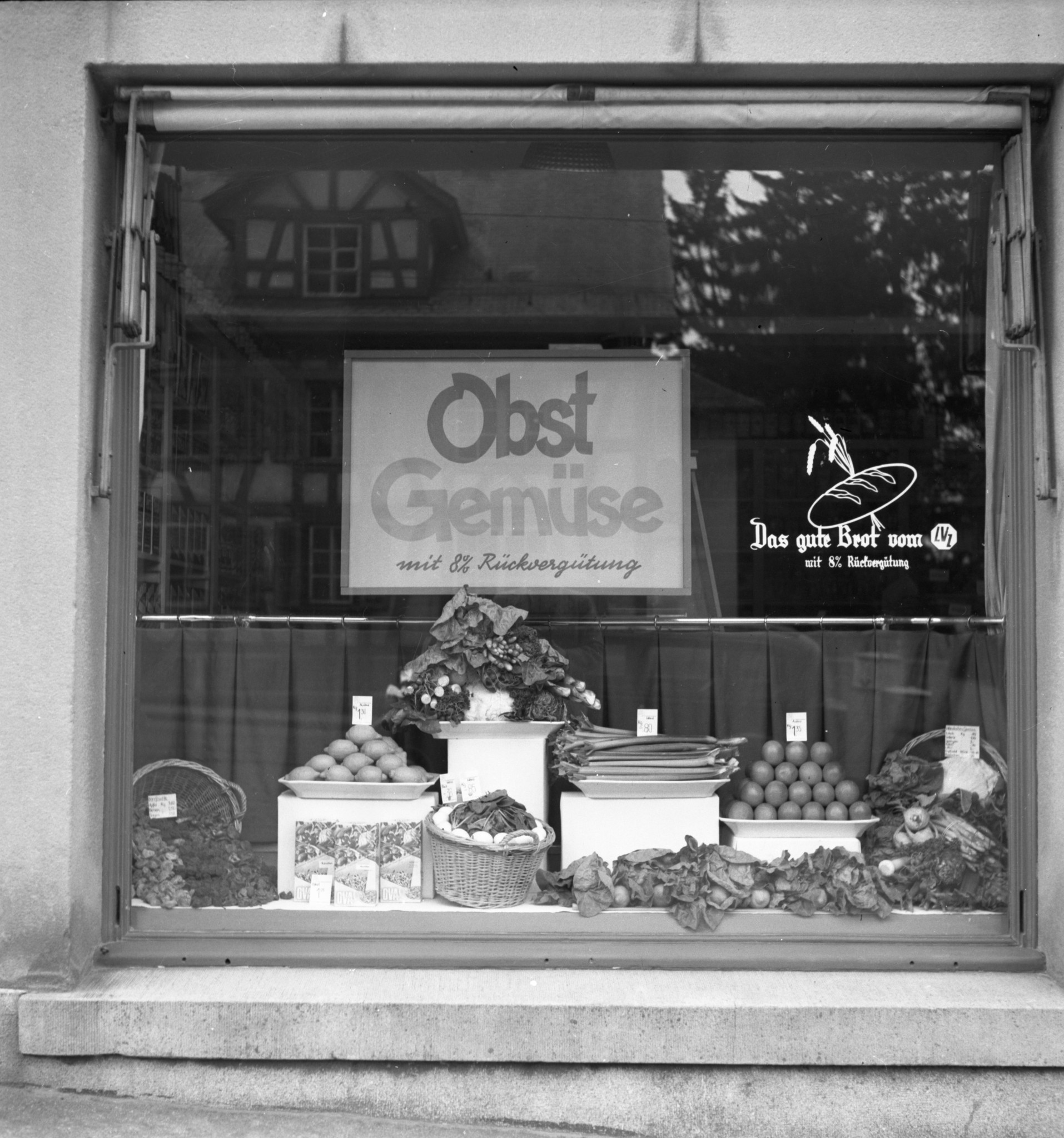 Schaufenster Filiale LVZ: "Obst Gemüse mit 8% Rückvergütung", "Das gute Brot vom LVZ mit 8% Rückvergütung"