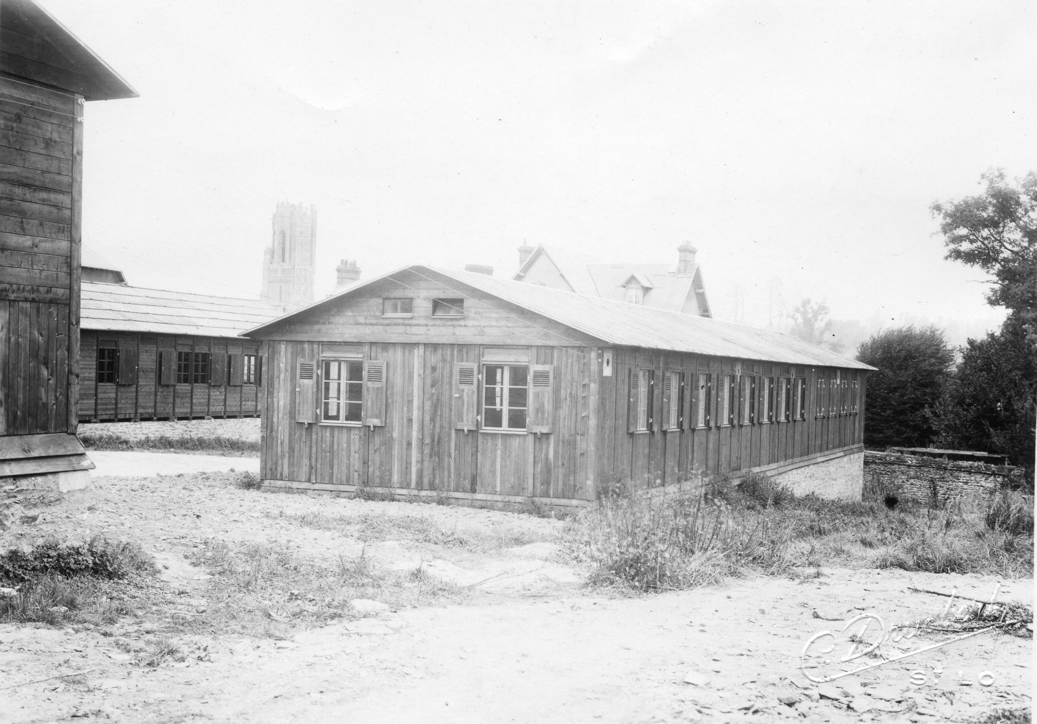 "Saint-Lô, 1946. De gauche à droite: Administration, Foyer populaire, Ouvroir et Salle de Cinéma.", [Sozialzentrum des SAH, "Don Suisse", "Ouvert à toute la population de St-Lô"]