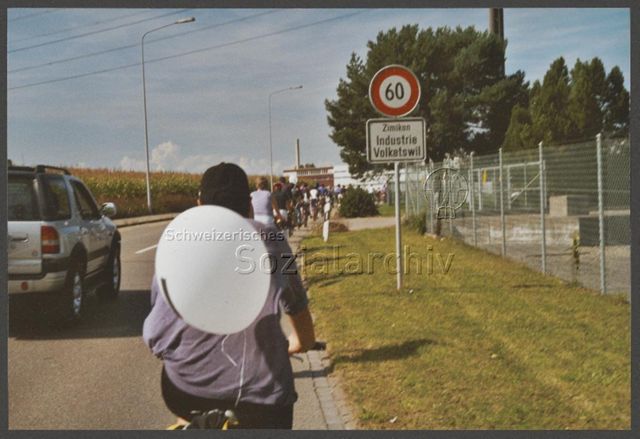 Aktion der HAZ: "Rainbow-Wolke of Love" im Vorfeld der kantonalen Abstimmung zum Partnerschaftsgesetz (08.09.2002) – Ausfahrt als Gruppe mit dem Fahrrad<br>