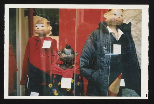 Schaufenster mit drei Puppen