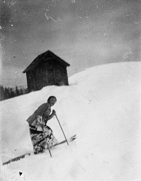 Wandervogel (Mädchen) der Wandervogel-Ortsgruppe Zürich-Altstadt mit den Skis auf dem Schnee (1914)