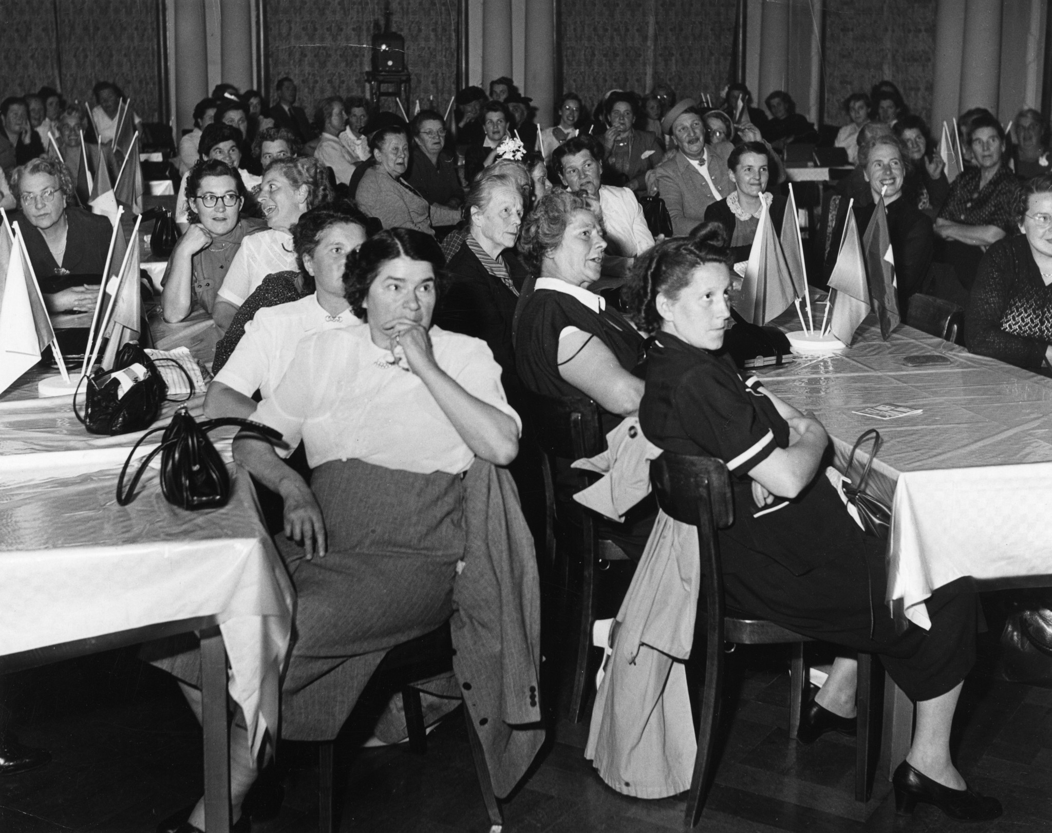 Mitarbeiterversammlung 1940er / 50er Jahre: Frauen an Tischen beim Zuhören