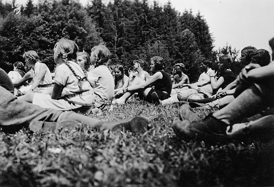 Versammelte Wandervögel sitzen auf der Wiese während der Wandervogel-Landsgemeinde in Hombrechtikon (1930)