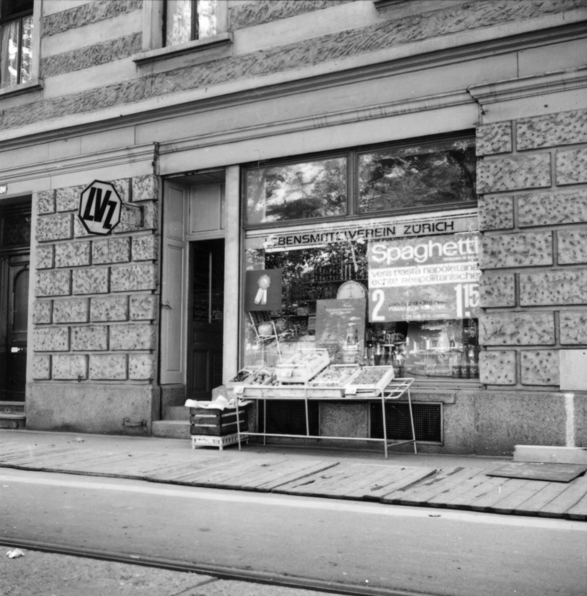 Laden des Lebensmittelvereins Zürich an der alten Landstrasse 77 in Zollikon: Aussenansicht