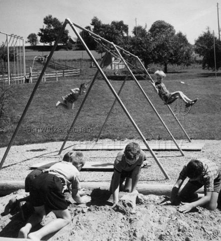 "Freizeitbeschäftigung aussen - Kinder auf Spielplätzen" - Sandburgen bauen, schaukeln; um 1975