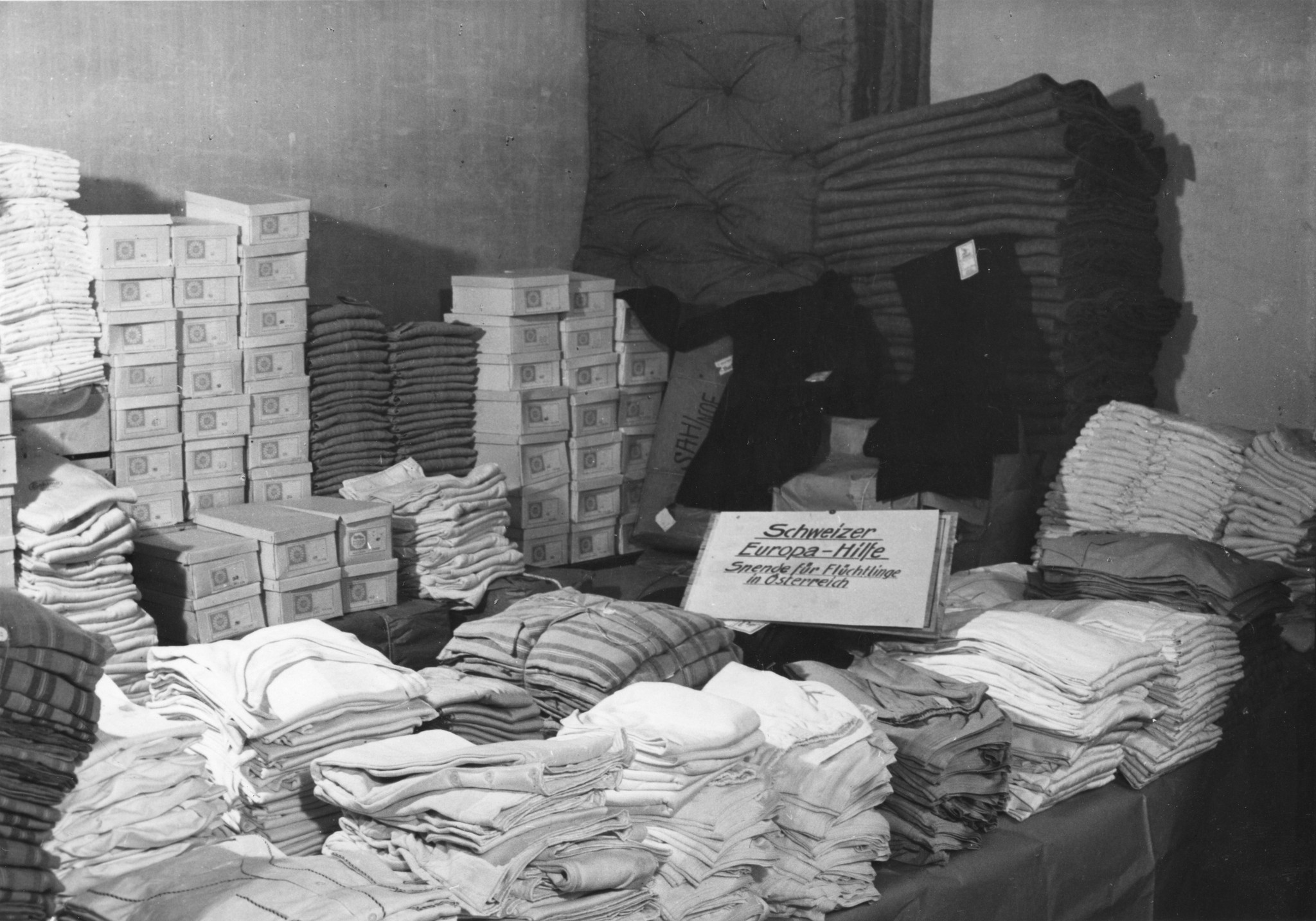 "Übergabe der Flüchtlingshilfe an die Fürsorgeämter der Landesregierung am 5. Oktober 1949", Schild: "Schweizer Europa-Hilfe. Spende für Flüchtlinge in Österreich", Wien