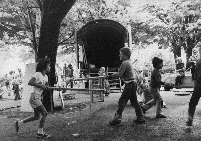 "Spielwaage Basel, Alte Kinderspiele" - Kinder beim Spielen, hinten ein Lastwagen; 1975