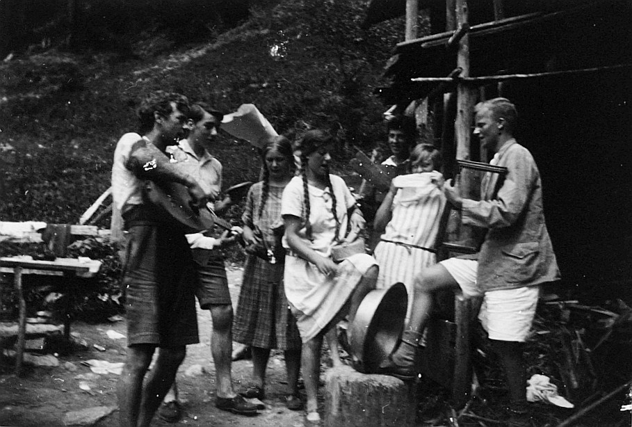Wandervögel der Wandervogel-Ortsgruppe Winterthur in Engadin: Lagerleben - Ein Wandervogel Gitarre spielend (1926)