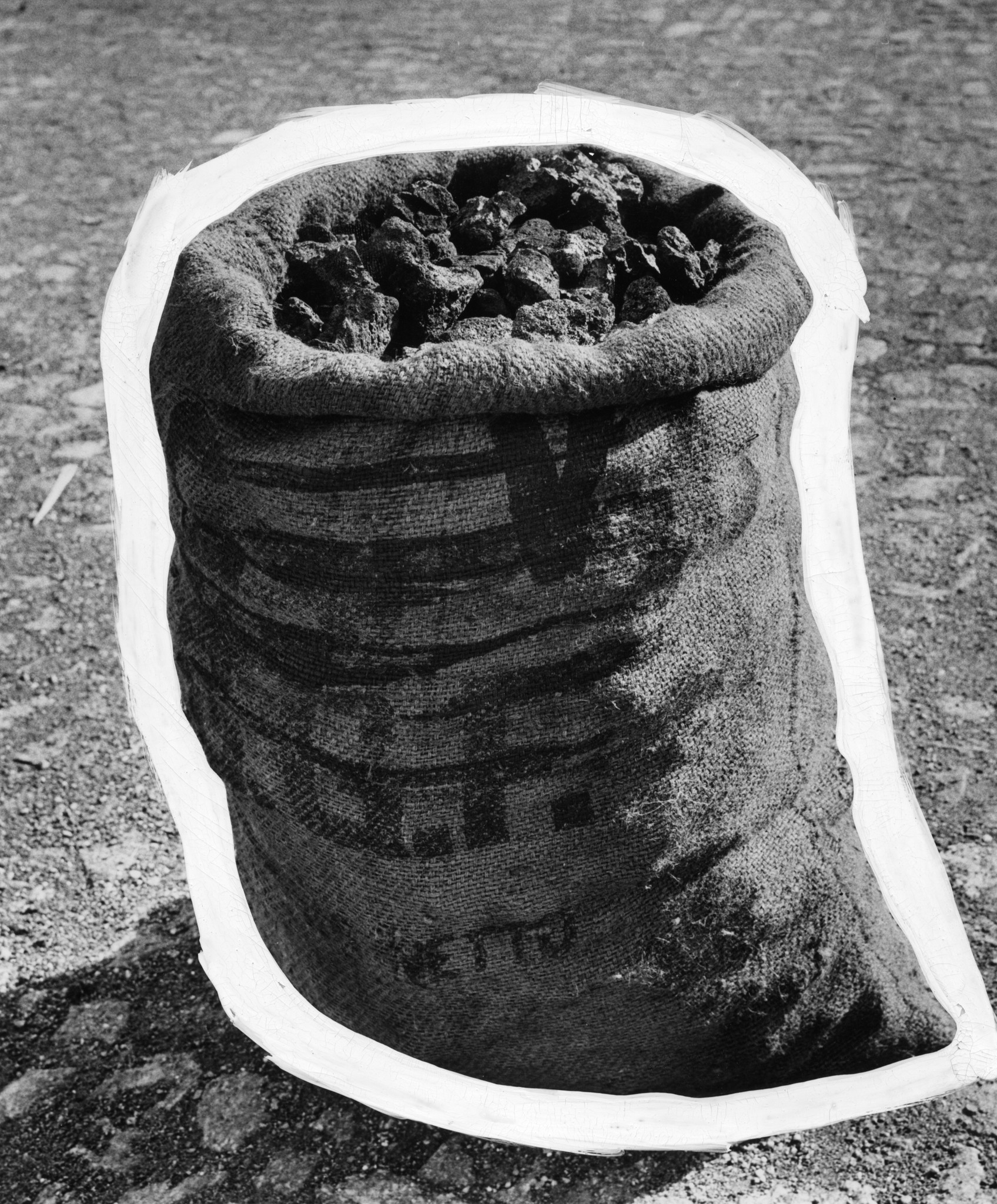 Mit Brennmaterial gefüllter Sack